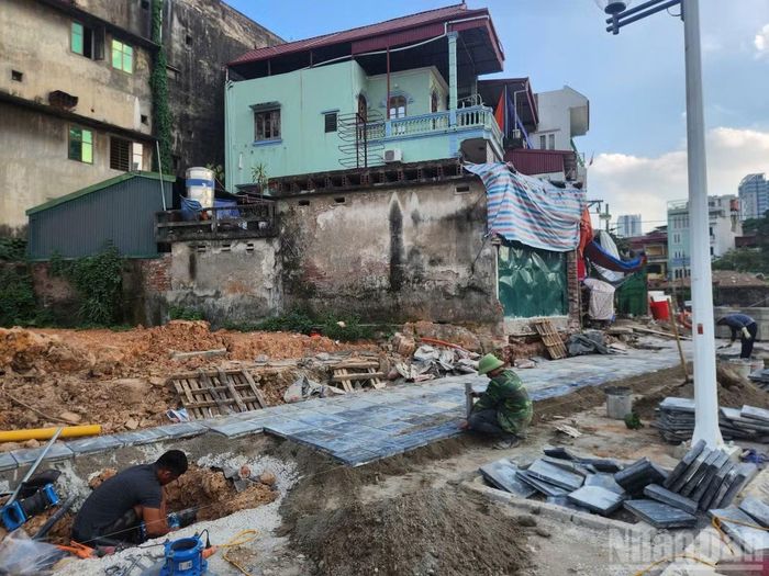 Công nhân lát đá cho vỉa hè là một trong những hạng mục cuối trước khi hoàn thiện dự án chiều 5/10/2026