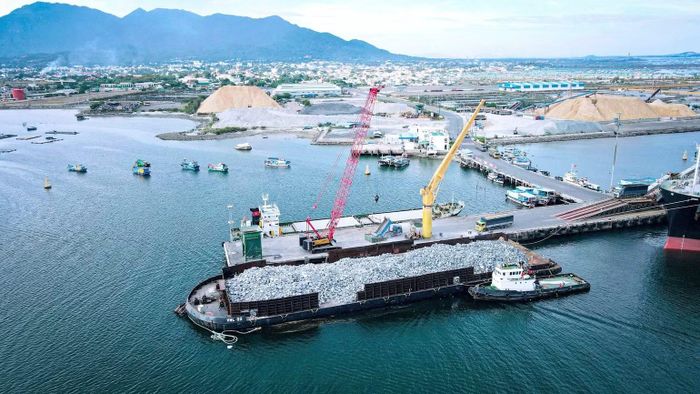 Hai bến cảng của cảng Ba Ngòi (Cam Ranh) hiện phải dùng chung một cầu dẫn hẹp.