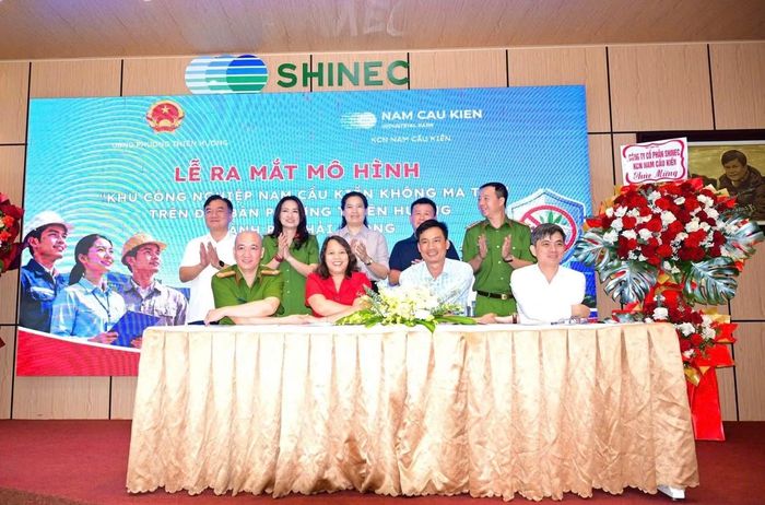 Lễ ra mắt mô hình “Khu công nghiệp Nam Cầu Kiền không ma túy” trên địa bàn phường Thiên Hương, Hải Phòng. (Ảnh: PHƯƠNG LINH)