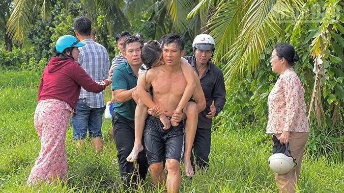 Nhiều người dân xã Tân An, tỉnh Vĩnh Long đến cứu, nhưng N.V.H.N đã đuối nước, tử vong. (Ảnh: MINH KHỞI).