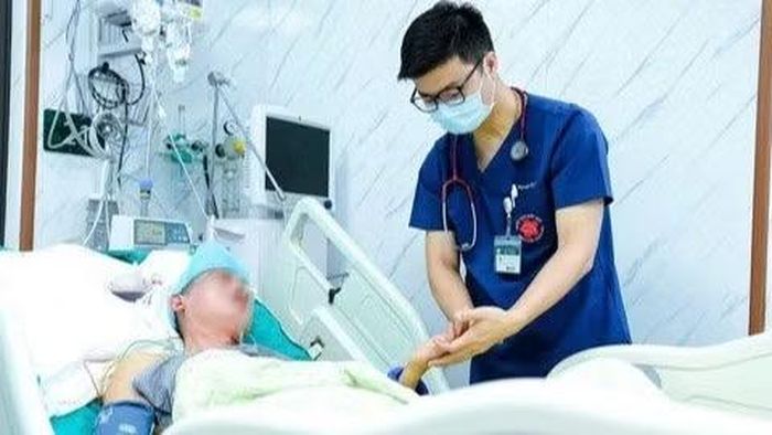 Tiến sĩ, bác sĩ chuyên khoa KII Nguyễn Tiến Dũng - Phó Giám đốc Trung tâm Đột quỵ, Bệnh viện Bạch Mai thăm khám cho người bệnh đột quỵ.