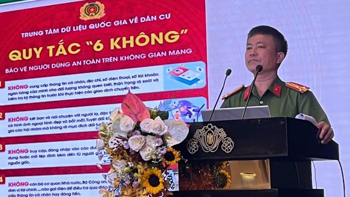 Đại diện Công an Thành phố Hồ Chí Minh trình bày nội dung tại hội nghị tập huấn. (Ảnh: Sở Du lịch cung cấp)