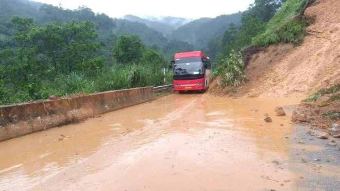 Bản tin cảnh báo phát lúc 5 giờ 40 phút ngày 6/10 của Đài Khí tượng thủy văn thành phố Huế cảnh báo nguy cơ sạt lở đất, sụt lún do mưa lũ ở cấp độ 1. (Ảnh tư liệu: Dương Quang Tiến)