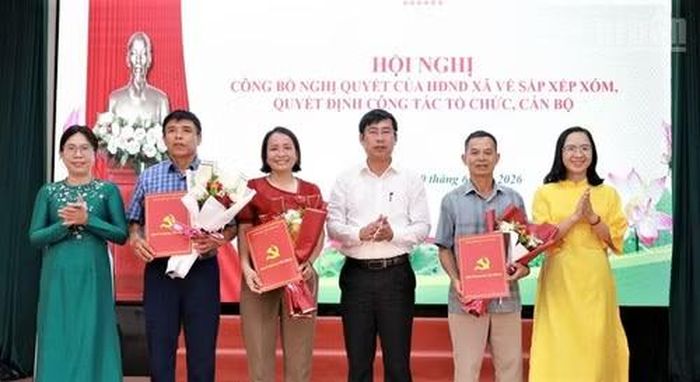 Lãnh đạo xã Giai Lạc, tỉnh Nghệ An, trao quyết định bí thư, xóm trưởng, trưởng ban công tác Mặt trận xóm Lăng Thành sau sắp xếp. (Ảnh: HÀ NGUYỄN)
