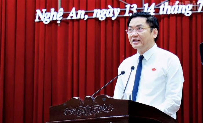 Đồng chí Hoàng Nghĩa Hiếu, Phó Bí thư Thường trực Tỉnh ủy, Chủ tịch Hội đồng nhân dân tỉnh Nghệ An phát biểu khai mạc Kỳ họp thứ 4, diễn ra từ ngày 13-14/7/2026. (Ảnh: TRẦN TRUNG HIẾU)