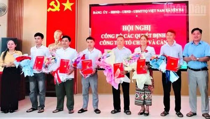 Hội nghị công bố các quyết định về công tác tổ chức và cán bộ xã Yên Na, tỉnh Nghệ An vào ngày 28/8/2026. (Ảnh: QUỲNH NHƯ)