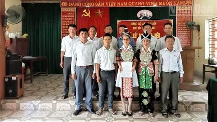 Kết nạp đảng viên đồng bào dân tộc H'Mông trên địa bàn xã Tương Dương, tỉnh Nghệ An. (Ảnh: CTV)