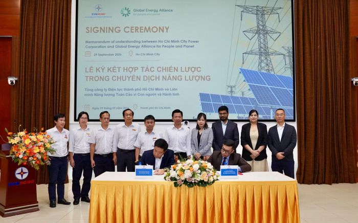 Đại diện hai đơn vị thực hiện nghi thức ký kết. (Ảnh: EVNHCMC)