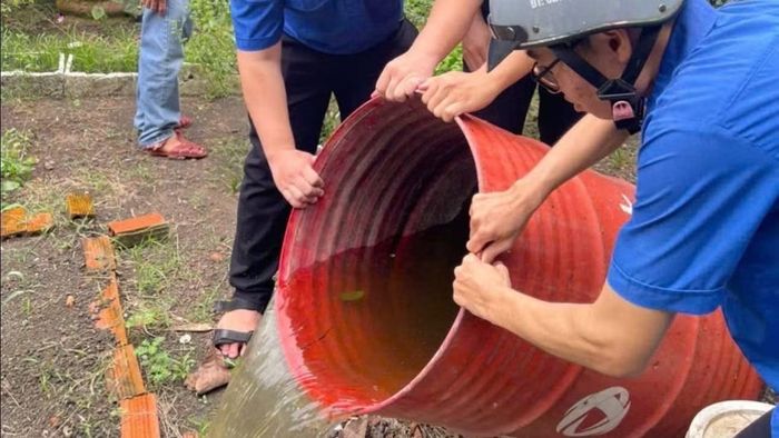 Người dân cần chủ động lật úp các vật dụng chứa nước không dùng đến là một trong những biện pháp đơn giản, hiệu quả nhất để ngăn muỗi vằn đẻ trứng và phòng, chống sốt xuất huyết. (Ảnh: NS)