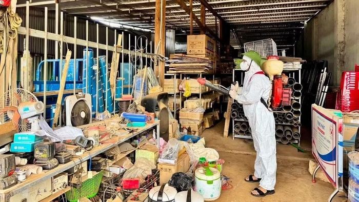 Người dân cần chủ động phun thuốc diệt muỗi vằn, phòng bệnh sốt xuất huyết. (Ảnh: NS)