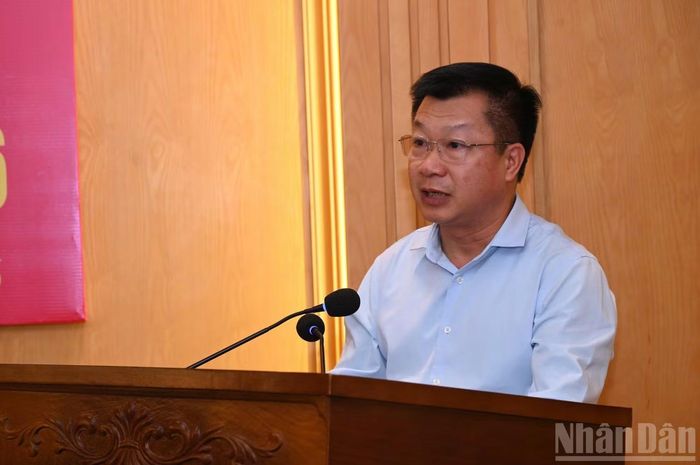 Phó Giám đốc Sở Nông nghiệp và Môi trường Hà Tĩnh, Trần Hữu Khanh thông tin về hiện tượng cá chết rải rác trong thời gian qua. (Ảnh: Ngô Tuấn)