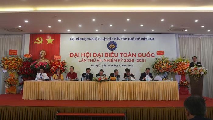 Đoàn Chủ tịch điều hành Đại hội đại biểu toàn quốc lần thứ 7 Hội Văn học nghệ thuật các dân tộc thiểu số Việt Nam. (Ảnh: Hiền Tâm)