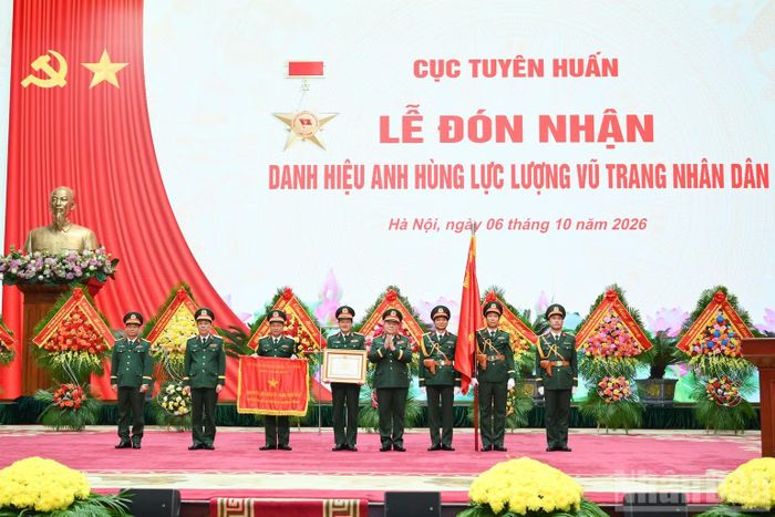 Thừa ủy quyền của Chủ tịch nước, Đại tướng Nguyễn Trọng Nghĩa đã trao Danh hiệu Anh hùng tặng Cục Tuyên huấn, Tổng cục Chính trị Quân đội nhân dân Việt Nam. (Ảnh THẾ ĐẠI)