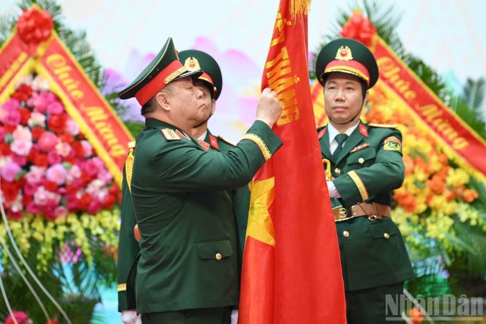 Thừa ủy quyền của Chủ tịch nước, Đại tướng Nguyễn Trọng Nghĩa đã trao Danh hiệu Anh hùng tặng Cục Tuyên huấn, Tổng cục Chính trị Quân đội nhân dân Việt Nam. (Ảnh THẾ ĐẠI)