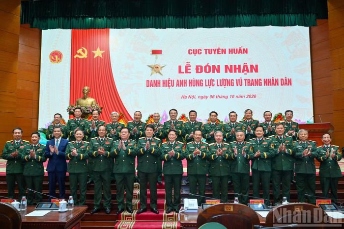 Các đại biểu tại lễ đón nhận. (Ảnh THẾ ĐẠI)