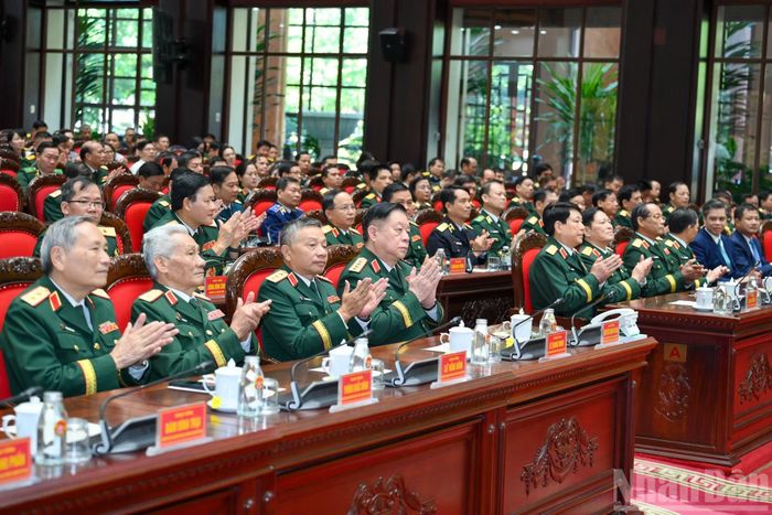 Các đại biểu tại lễ đón nhận.