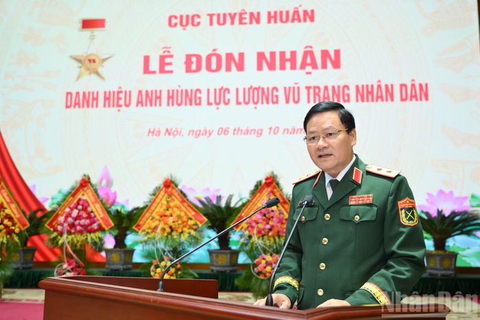 Trung tướng Nguyễn Văn Đức, Cục trưởng Tuyên huấn trình bày báo cáo tại Lễ đón nhận.