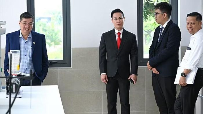 Đại biểu tham quan Trung tâm. (Ảnh: NGUYỄN DÔ)