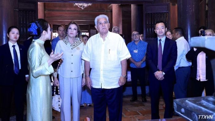 Tổng thống Cộng hòa Panama José Raúl Mulino và Phu nhân thăm khu thờ Chu Văn An tại Văn Miếu-Quốc Tử Giám. (Ảnh: Tuấn Anh/TTXVN)