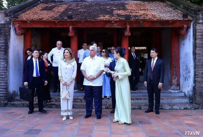 Hướng dẫn viên giới thiệu về Văn Miếu-Quốc Tử Giám với Tổng thống Cộng hòa Panama José Raúl Mulino và Phu nhân. (Ảnh: Tuấn Anh/TTXVN)