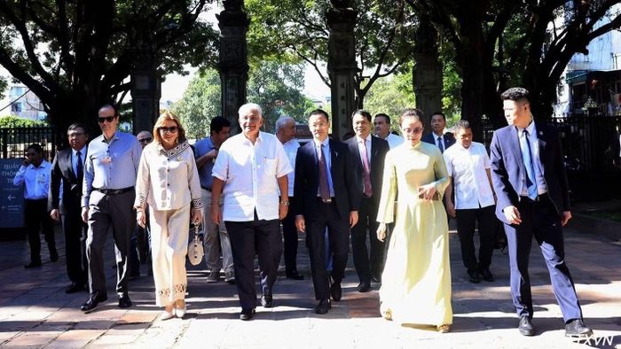 Tổng thống Cộng hòa Panama José Raúl Mulino và Phu nhân thăm Văn Miếu-Quốc Tử Giám sáng 6/10. (Ảnh: Tuấn Anh/TTXVN)