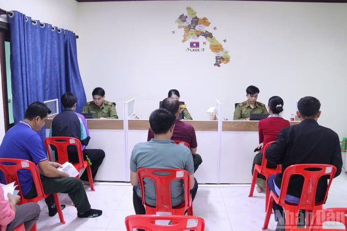Người dân chờ tới lượt làm thủ tục cấp căn cước công dân. (Ảnh: DUY TOÀN)