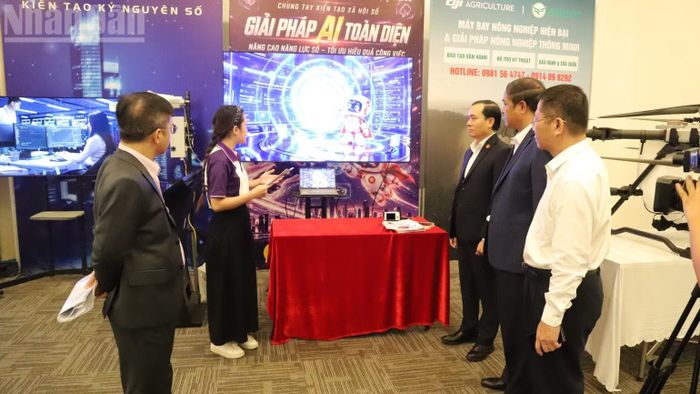 Các đại biểu tham quan các gian hàng trưng bày các giải pháp về công nghệ và chuyển đổi số của các doanh nghiệp công nghệ bên lề hội thảo. (Ảnh: CÔNG LÝ)