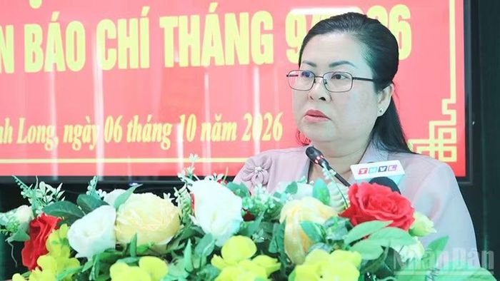 Đồng chí Nguyễn Thị Minh Trang, Trưởng Ban Tuyên giáo Tỉnh ủy Vĩnh Long phát biểu chỉ đạo tại hội nghị. (Ảnh: HỒNG CÚC)