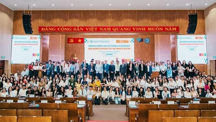 Chuyên gia chụp ảnh lưu niệm cùng với sinh viên UEL. (Ảnh: UEL)