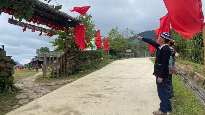 Mỗi con đường trong bản Tù Lu-Tìa Ló dẫn đến từng nhà đã được trang hoàng cờ, hoa rực rỡ. (Ảnh: LÊ LAN)