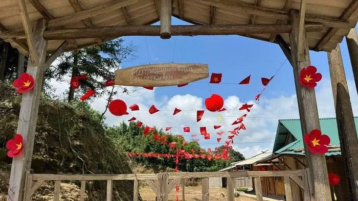 Các Homestay ở bản Tù Lu-Tìa Ló được người dân trong bản trang trí cờ hoa rực rỡ. (Ảnh: LÊ LAN)