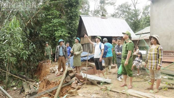 Trên địa bàn thành phố còn nhiều hộ dân sinh sống tại khu vực có nguy cơ sạt lở, lũ quét, ngập lụt và các loại hình thiên tai khác. (Ảnh: HIỀN THÚY)