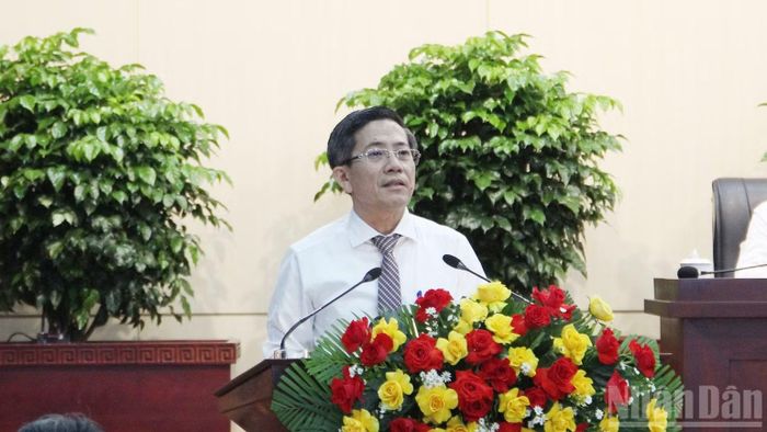 Phó Chủ tịch Ủy ban nhân dân thành phố Đà Nẵng Trần Nam Hưng trình bày Tờ trình tại kỳ họp. (Ảnh: THANH TÂM)