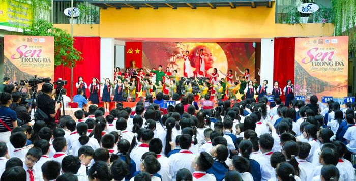 Chương trình có nhiều tiết mục văn nghệ được dàn dựng công phu. (Ảnh: VƯƠNG DIỆM)