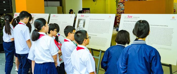 Các em học sinh tham quan triển lãm. (Ảnh: VƯƠNG DIỆM)