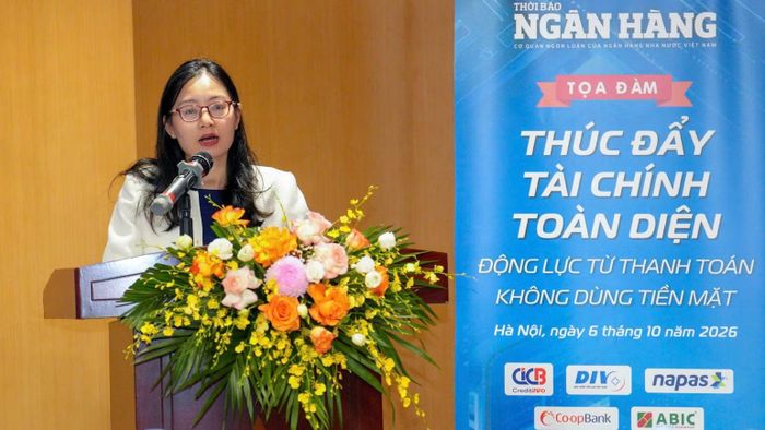 Bà Nguyễn Thị Thu, Phó Vụ trưởng Vụ Thanh toán (Ngân hàng Nhà nước) phát biểu tại tọa đàm. (Ảnh: VIỆT PHONG)