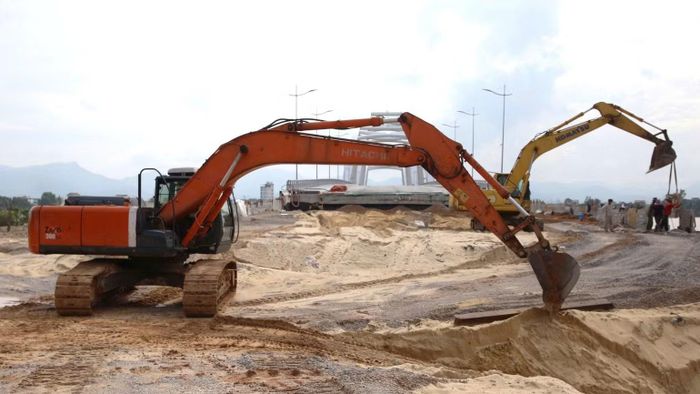 Nhà thầu khẩn trương thi công đường dẫn phía đông cầu Nhật Lệ 3 để hoàn thành công trình vào cuối năm 2026. (Ảnh: HG)
