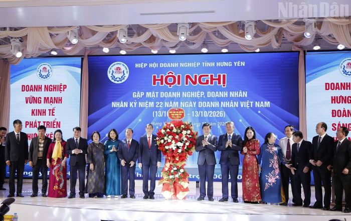 Các đồng chí lãnh đạo tỉnh tặng hoa chúc mừng Hiệp hội Doanh nghiệp tỉnh Hưng Yên. (Ảnh: MAI TÚ)