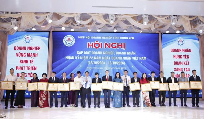 Ủy ban nhân dân tỉnh Hưng Yên trao tặng cờ thi đua, bằng khen cho nhiều tập thể, cá nhân có thành tích xuất sắc trong phong trào thi đua, sản xuất kinh doanh. (Ảnh: MAI TÚ)