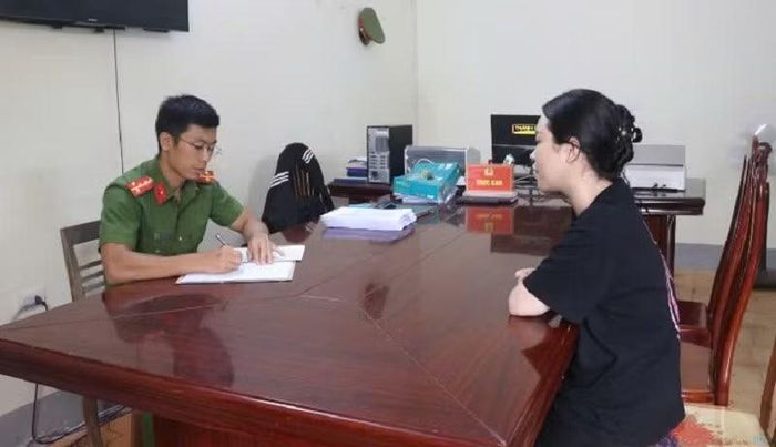 Cán bộ Phòng Cảnh sát hình sự Công an tỉnh Điện Biên lấy lời khai của một đối tượng trốn truy nã về tội mua bán người khi đối tượng ra đầu thú. (Ảnh: Công an tỉnh Điện Biên)