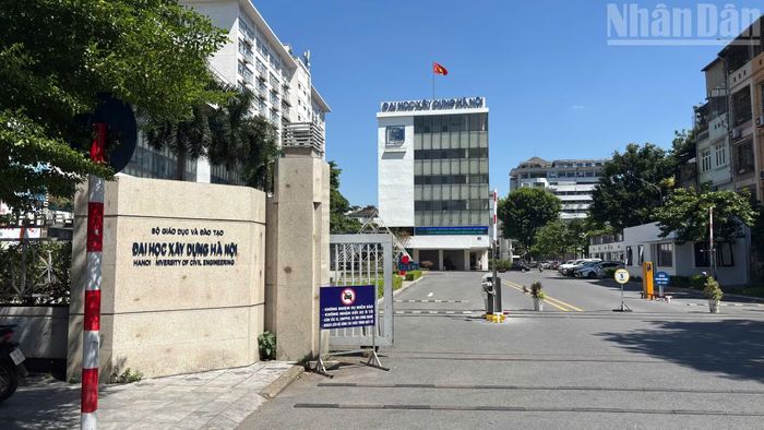 Cùng với 2 trụ sở tài sản công, 3 trường Đại học trên địa bàn phường Bạch Mai đã bàn giao mặt bằng cho dự án.