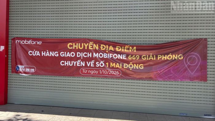 Nhiều cửa hàng, cơ sở kinh doanh treo biển thông báo chuyển địa điểm.