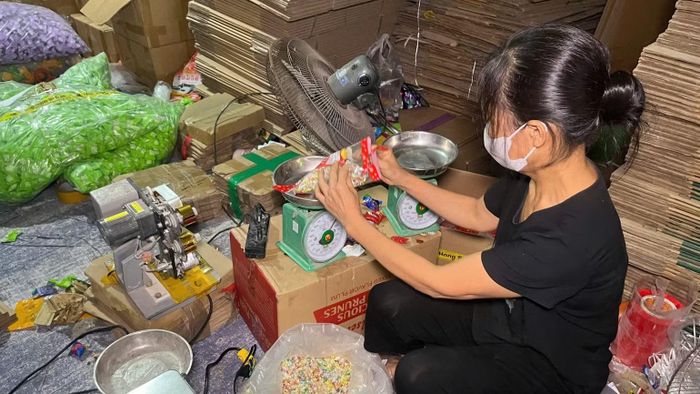 Đạt thu mua bánh, kẹo nguyên liệu từ nhiều nguồn trong nước về cho nhân viên đóng gói bao bì in thông tin, mã vạch hàng hóa xuất xứ từ Hàn Quốc, Nhật Bản, Thái Lan, Indonesia...