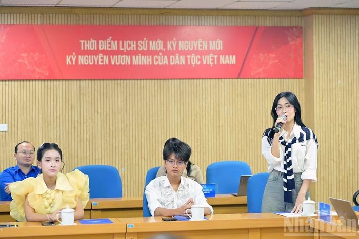 Đại diện các cơ quan thông tấn, báo chí và các nghệ sĩ trao đổi về nội dung chương trình kỷ niệm 70 năm Ngày truyền thống Hội Liên hiệp thanh niên Việt Nam. (Ảnh: LINH PHAN)