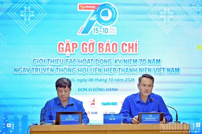 Bí thư Trung ương Đoàn, Chủ tịch Hội Liên hiệp Thanh niên Việt Nam Nguyễn Kim Quy (bên phải) và Phó Chủ tịch Thường trực Hội Liên hiệp Thanh niên Việt Nam Lê Hải Long điều hành chương trình gặp gỡ báo chí. (Ảnh: LINH PHAN)