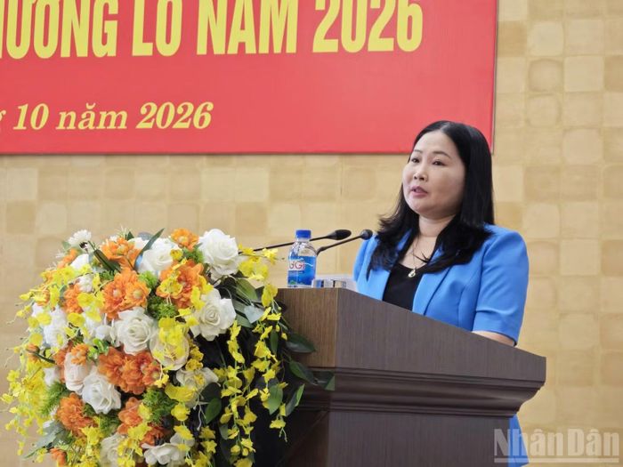 Đồng chí Vũ Thị Hiền Hạnh, Phó Chủ tịch Ủy ban nhân dân tỉnh Lào Cai phát biểu tại buổi họp báo.
