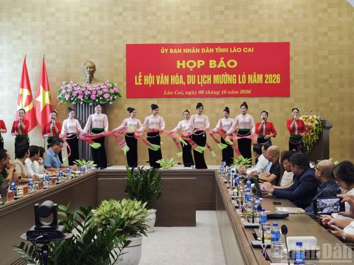 Tiết mục văn nghệ giới thiệu lễ hội.