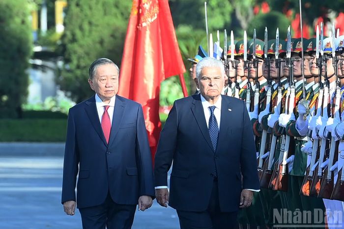 Tổng Bí thư, Chủ tịch nước Tô Lâm và Tổng thống Panama Jose Raul Mulino duyệt Đội danh dự Quân đội nhân dân Việt Nam tại Lễ đón.