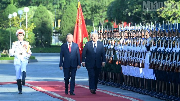 Tổng Bí thư, Chủ tịch nước Tô Lâm và Tổng thống Panama Jose Raul Mulino duyệt Đội danh dự Quân đội nhân dân Việt Nam tại Lễ đón. (Ảnh: ĐĂNG KHOA)