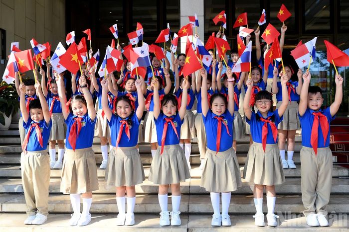 Các cháu thiếu nhi Hà Nội chào mừng Tổng thống nước Cộng hòa Panama Jose Raul Mulino và Phu nhân Maricel Cohen De Mulino thăm chính thức Việt Nam.